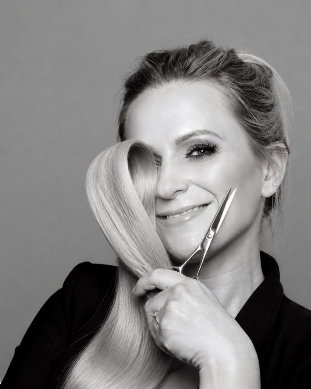Przedłużanie włosów Lublin — stylistka Passion Hair Extensions z pasmem jasnych włosów